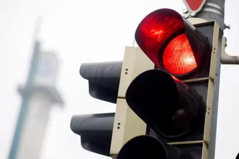 Der Fahrradfahrer hatte eine rote Ampel überfahren. 