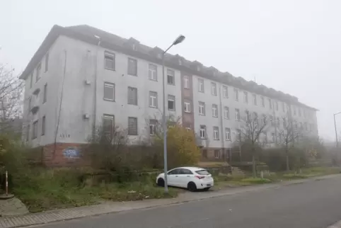 Der in der Pestalozzistraße zu findende Kasernenbau auf der Husterhöhe in Pirmsens ist abbruchreif und soll im Januar versteiger