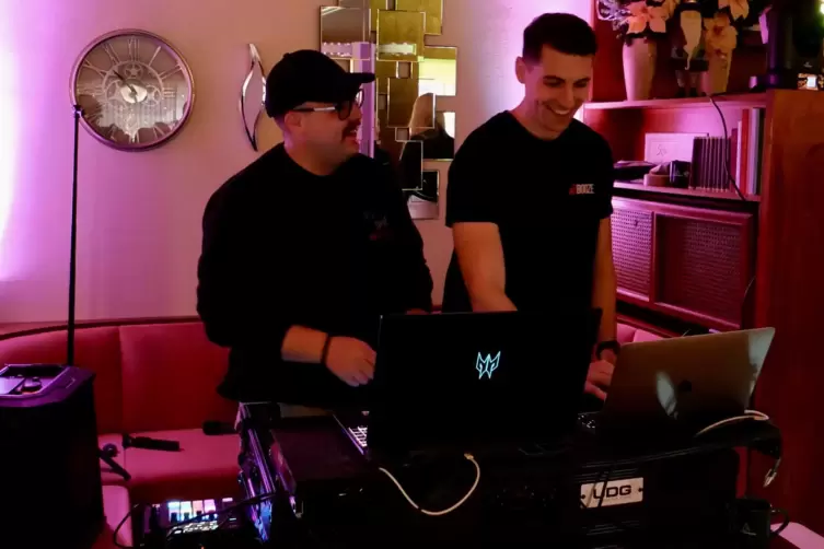 Paul Faass alias DJ Booze (rechts) sorgte am Mischpult f&uuml;r die n&ouml;tige Musik &bdquo;Bakery Beat&ldquo;-Rave am Samstag im Lemberger Caf&eacute; Faas
