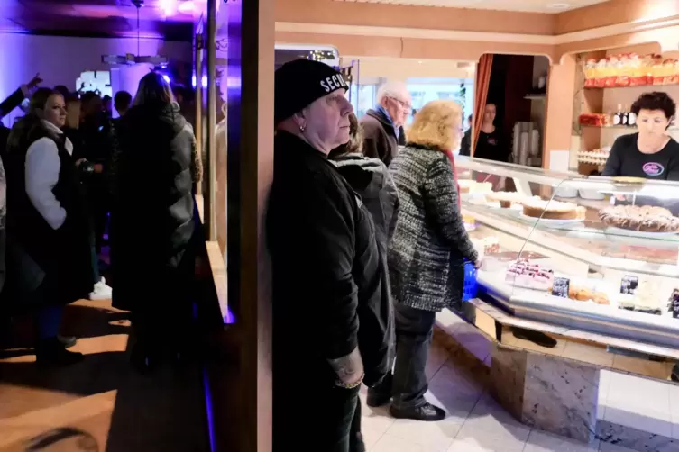 W&auml;hrend links der Rave wummerte, wurden rechts wie gewohnt Kuchen und Br&ouml;tchen in der Lemberger B&auml;ckerei Faass verkauft. 