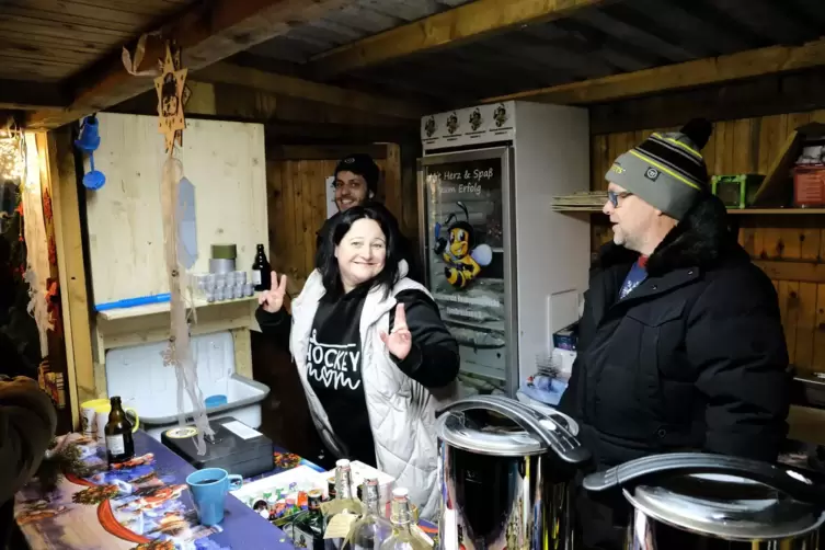 Gute Stimmung am Stand des F&ouml;rdervereins Hockeynachwuchs Zweibr&uuml;cken am Freitagabend. 