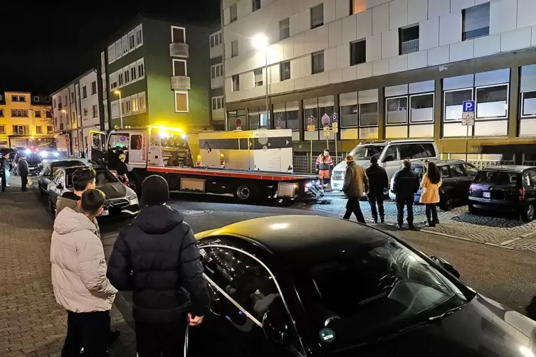 In der Von-Rosen-Stra&szlig;e wird der erste Falschparker abgeschleppt. 