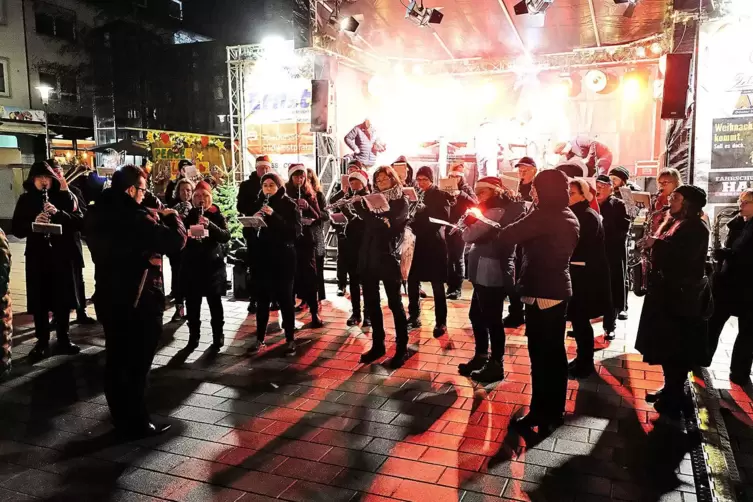 Am Samstagabend spielt die Stadtkapelle vor der B&uuml;hne. 