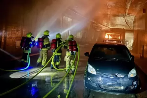 Die Übungsanlage in der Schweiz bildet die Details in einem Straßentunnel eins zu eins ab. 