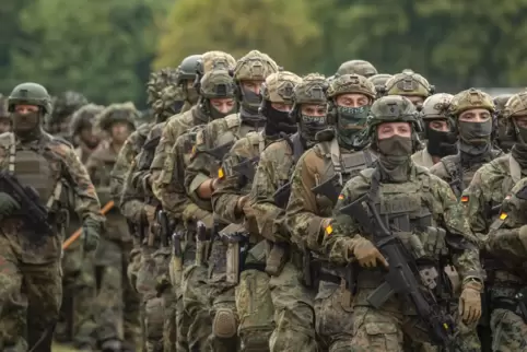 Vier vermummte Soldaten sollen auf dem Weihnachtsmarkt in Zweibrücken mit Kriegswaffen herumgelaufen sein. 