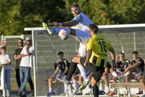 Traf für die Arminia: Stürmer Maximilian Krämer springt höher, hier in der Partie gegen Dudenhofen. 