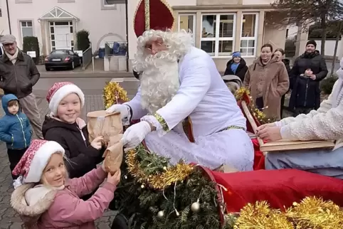 Melina und Pauline freuen sich über ihre Nikolaus-Tüten. 