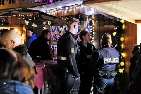 Gleich zweimal musste die Polizei am Samstag auf dem Zweibrücker Weihnachtsmarkt anrücken. 
