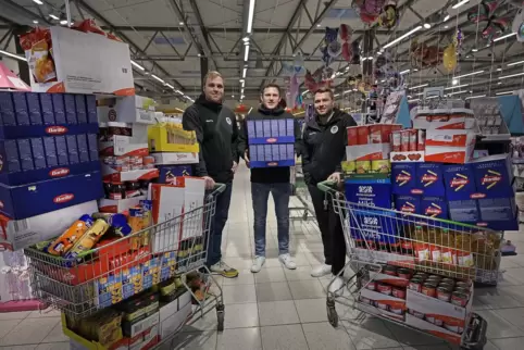 Eulen-Einkäufer (von links) bei der letzten Aktion: Freddy Stüber, Marc-Robin Eisel und Kian Schwarzer.