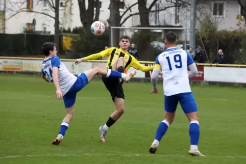 Ausgleich beim SV Gonsenheim: Felix Heimgärtner (gelb) vom FV Dudenhofen, hier gegen TSV Gau-Odernheim.