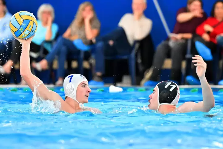 Tim Schwarzkopf (links, hier gegen Silas Beck) war am Samstag und Sonntag für den SC Neustadt im Wasser.