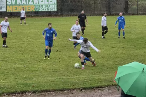 Zweikampf zwischen Justin Nauerz vom SV Katzweiler (in Weiß) und Fabian Lauder vom SV Nanz-Dietschweiler. 