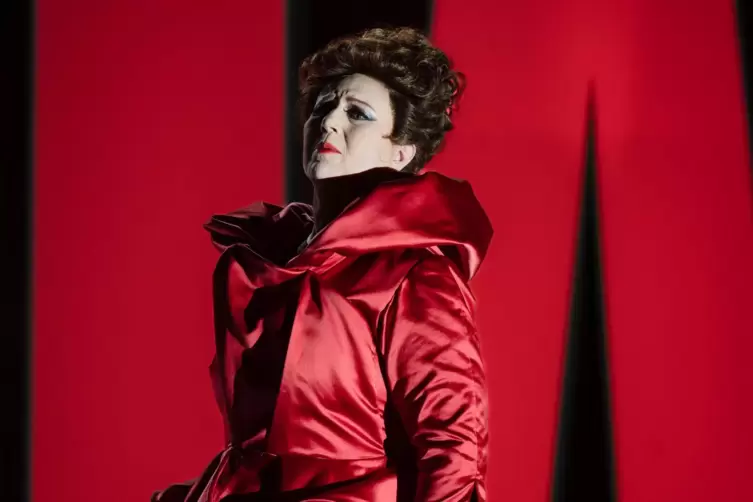Estelle Kruger als Lucrezia Borgia in der neuen Produktion am Nationaltheater.