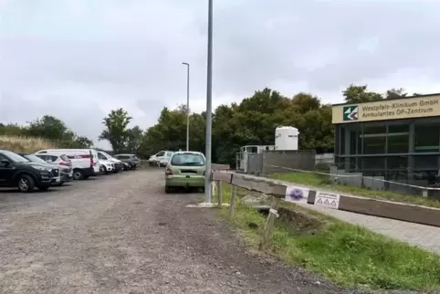 Eng und matschig: Der aktuelle MVZ-Parkplatz sorgt für Frust bei Patienten. Eng und matschig: Der aktuelle MVZ-Parkplatz sorgt für Frust bei Patienten.