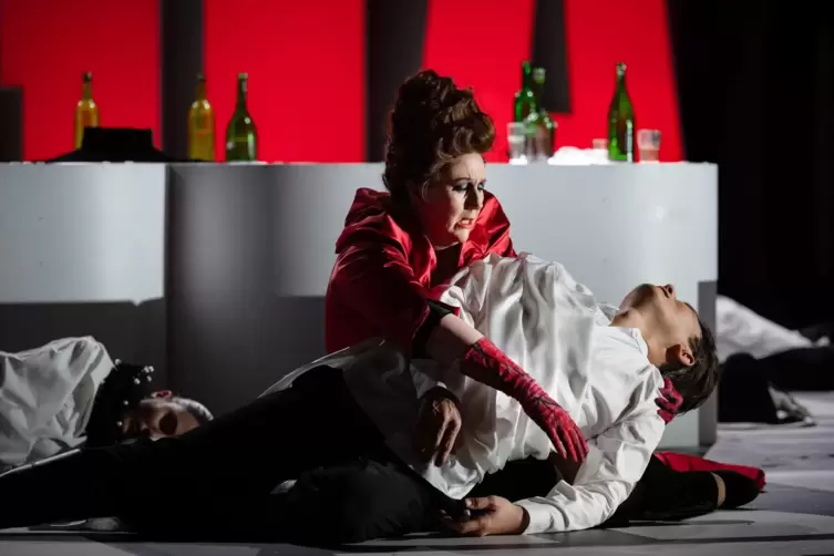 Estelle Kruger als Lucrezia Borgia und Sung Min Song als Gennaro in der Sterneszene.