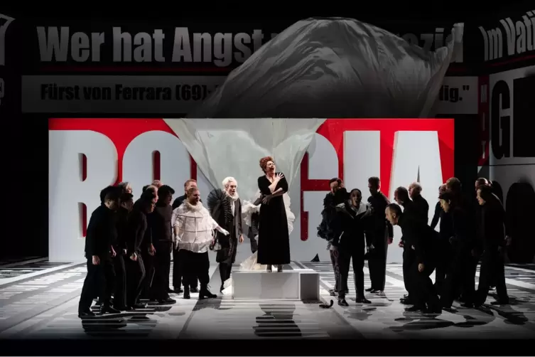 Estelle Kruger als Lucrezia Borgia und das Ensemble.