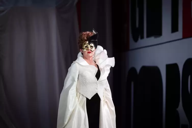 Estelle Kruger als Lucrezia Borgia in der neuen Produktion am Nationaltheater.