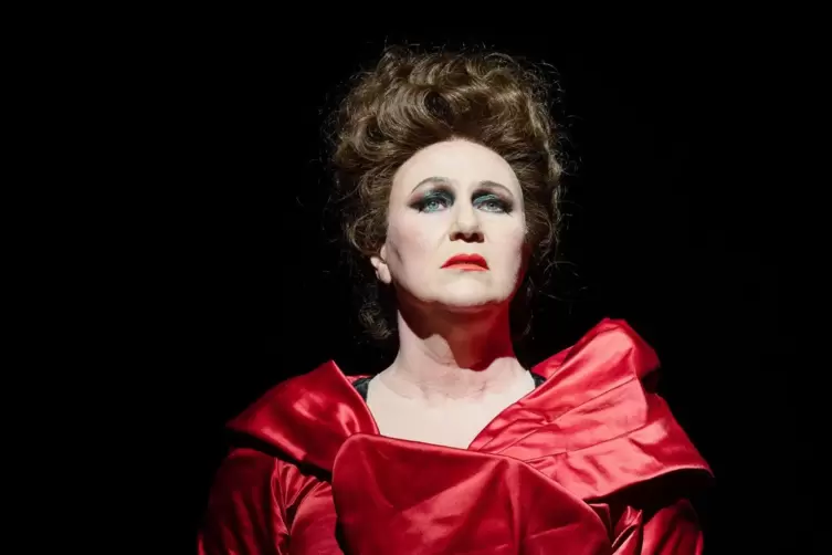 Estelle Kruger als Lucrezia Borgia in der neuen Produktion am Nationaltheater.