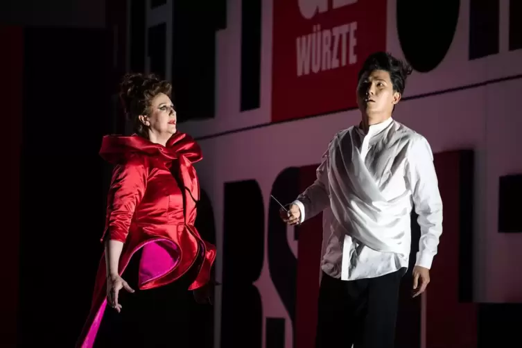 Estelle Kruger als Lucrezia Borgia und Sung Min Song als Gennaro.