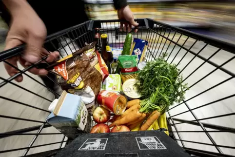 Mit 150-Euro-Gutscheinen können sich die Familien im Supermarkt mit Essen für Weihnachten eindecken. 