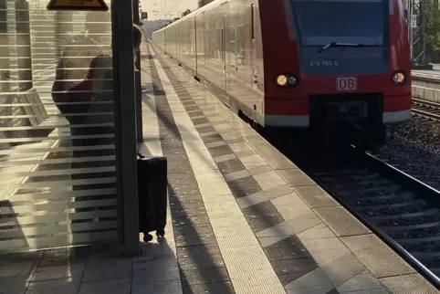 Der Mann stürzte beim Verlassen der S-Bahn und zog sich eine Platzwunde zu. 