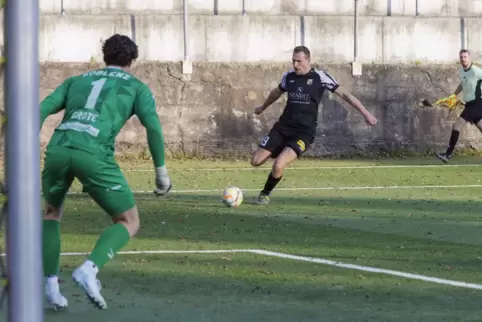 Tore sind sein Markenzeichen: Marc Knapp, der Spielertrainer des SV Alsenborn. Das Bild zeigt ihn, als er noch für den SV Morlau