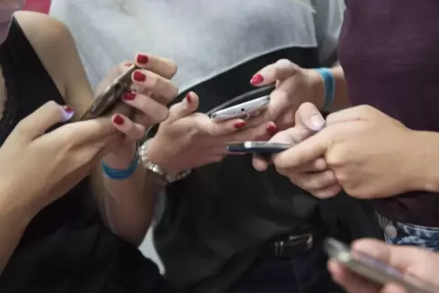 Immer online: Teenager mit Smartphones.