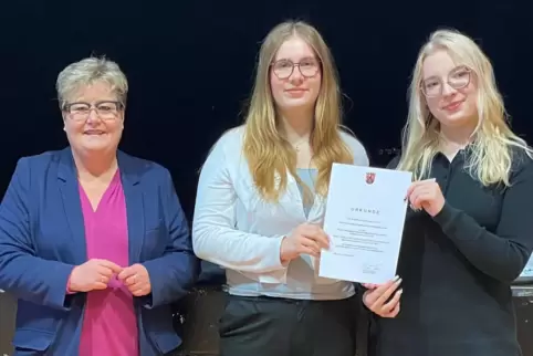 Lene Landmesser und Lilith Daunderer erhielten von Bildungsstaatssekretärin Bettina Brück (von rechts) am Donnerstag in Mainz di