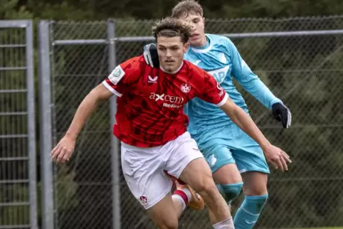 Die Hand des Gegners auf der Schulter: FCK-U19-Spieler Maddox Stadel (links) spurtet hier energisch dem Ball nach. Hinter ihm Ad
