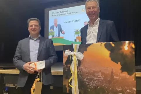 Mit Abschiedsgeschenken: Die scheidenden Bürgermeister Frank Rüttger (links) und Klaus Wagner geben ihre Posten im Leiningerland