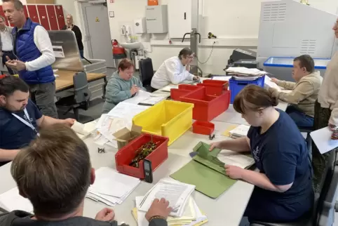 Hier werden die zu entsorgenden Aktenordner getrennt: Papier und Kartonagen werden von Metallteilen geschieden. Hier werden die zu entsorgenden Aktenordner getrennt: Papier und Kartonagen werden von Metallteilen geschieden.