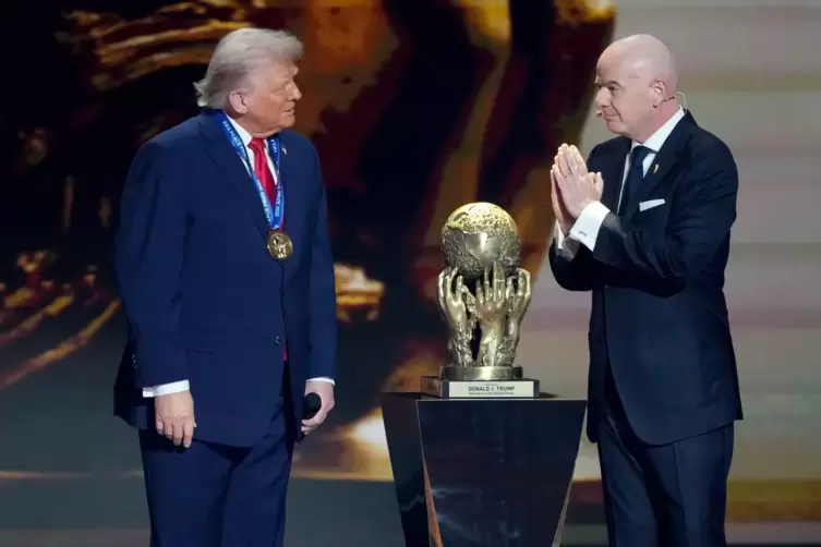 Auch eine Medaille gab&rsquo;s f&uuml;r Trump &ndash; er h&auml;ngte siesich selbst um. 