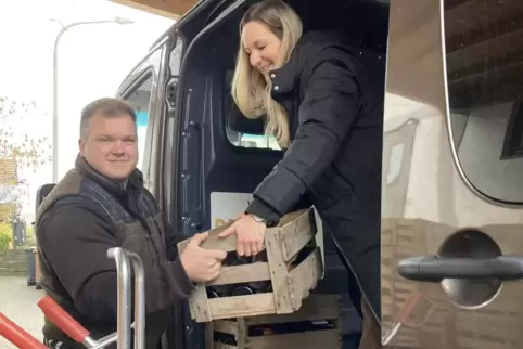 Sebastian und Julia Reis vom Neustadter Weingut Rudolph beim Beladen der Weinkisten. 