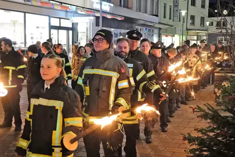 Fackelmarsch der Feuerwehr: Die Feuerwehrleute gingen durch die Fußgängerzone von Zweibrücken. 