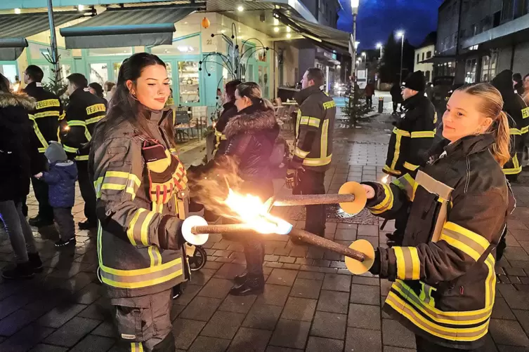 Vorbereitungen f&uuml;r den Fackelmarsch der Feuerwehrleute. 
