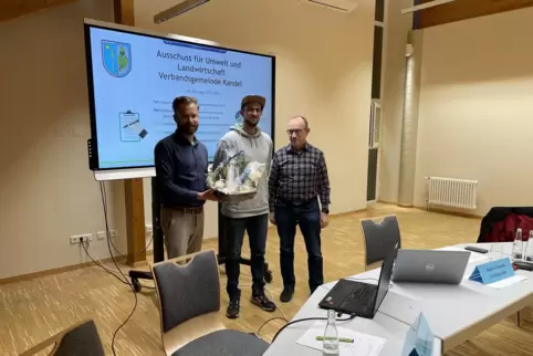 Verabschiedung des Klimamanagers Dominik Hasselwander (Bildmitte) durch die Beigeordneten Martin Oswald (links, FWG) und Josef V
