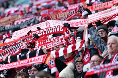Die Becher sollen beim Auswärtsspiel in Düsseldorf geworfen worden sein.
