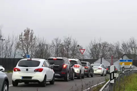 Wer am Neuberg nach links Richtung Wachenheim abbiegen will, braucht zu Stoßzeiten Geduld. 