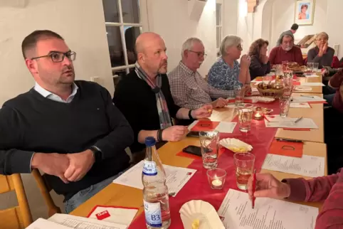 Generalversammlung des SPD-Gemeindeverbands Leiningerland: Links sitzt der designierte VG-Bürgermeister Daniel Krauß.