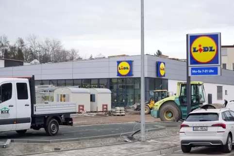 Zurzeit werden der Parkplatz und die Fahrwege vor dem Neubau befestigt. Zurzeit werden der Parkplatz und die Fahrwege vor dem Neubau befestigt.