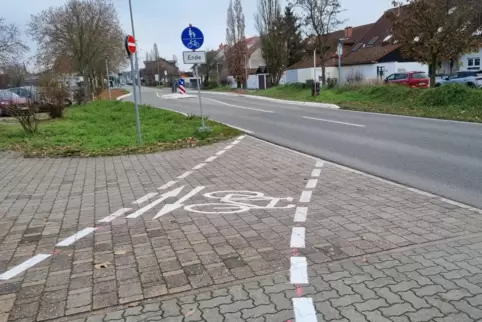 Am Ende des Radwegs an der Rehhütter Straße am Ortseingang von Waldsee führt eine Markierung Radler direkt in den Gegenverkehr. 