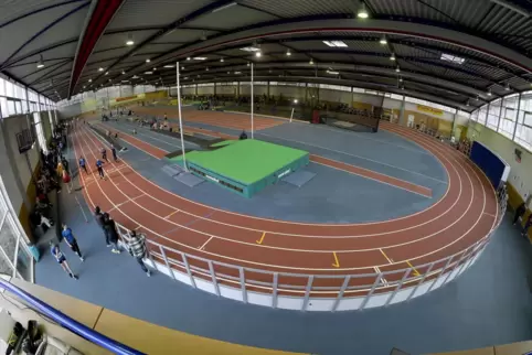 Die Leichtathletikhalle in Ludwigshafen hat eine neue Rundbahn.