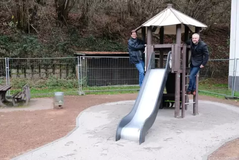 Komplett erneuerter Spielplatz zwischen zwei Gewobau-Wohnblocks im Langental: Marold Wosnitza (links) und Jörg Eschmann testen d