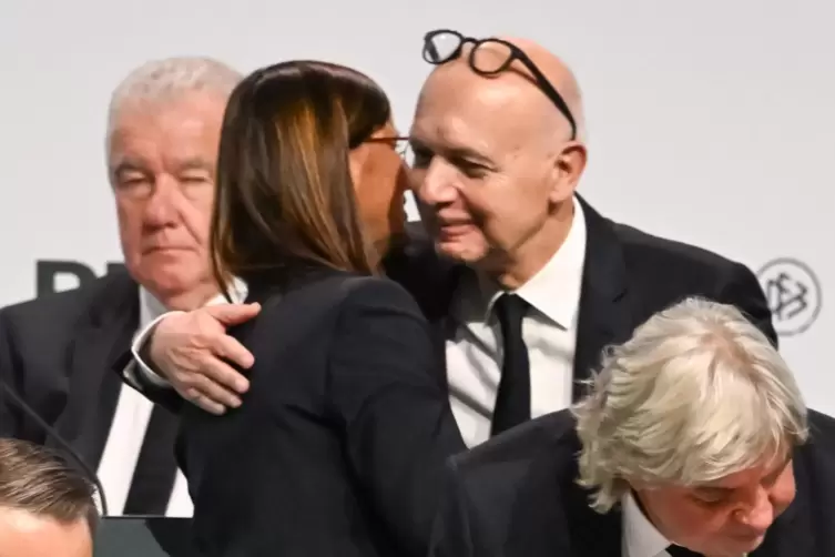 Nach der Wahl gratuliert auch DFB-Pr&auml;sident Bernd Neuendorf. 