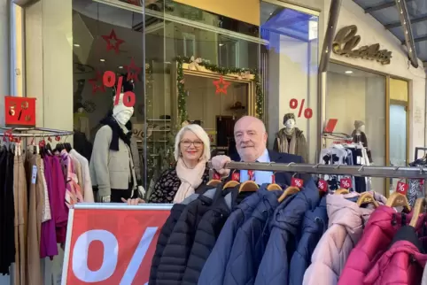 Modehaus Charlott: Inhaber Thomas Armbrust und Geschäftsführerin Kinga Wydra organisieren den Jubiläumsverkauf.