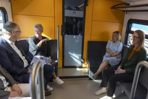 Das Engagement von Ministerin Katrin Eder (rechts hinten) für den Nahverkehr wird auch von CDU-Politikern wie Landrat Dietmar Se