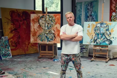 „Weltkunst“ für alle: Leon Löwentraut in seinem Atelier, im Hintergrund, typsiche Bilder. „Weltkunst“ für alle: Leon Löwentraut in seinem Atelier, im Hintergrund, typsiche Bilder.