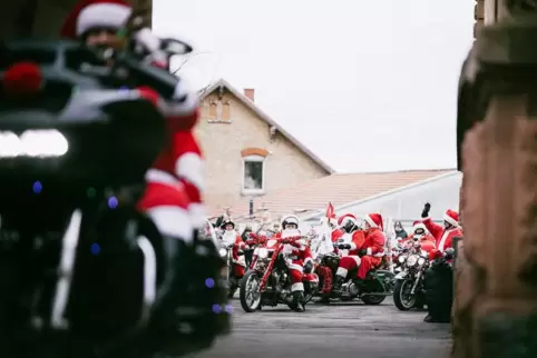 Für den guten Zweck unterwegs: Riding Santas.