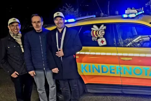 Lions-Präsident Heinrich Münch (rechts) und sein Vize Klaus Hörmann (links) übereichten die Spendenschecks an die Vertreter der 