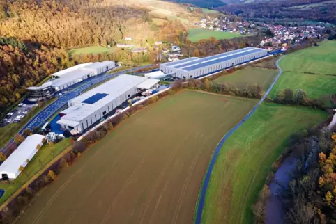Blick aus der Luft auf den Fassadenbauer IGM bei Medard. Direkt am Werk führt die Draisinenstrecke vorbei, der Glan fließt nicht
